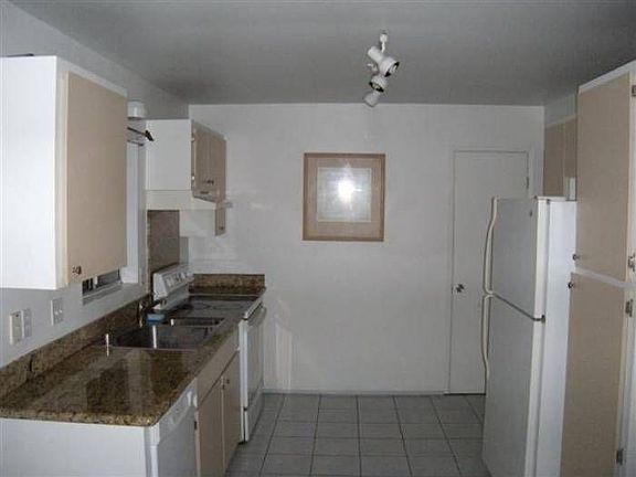 Kitchen w/granite counter