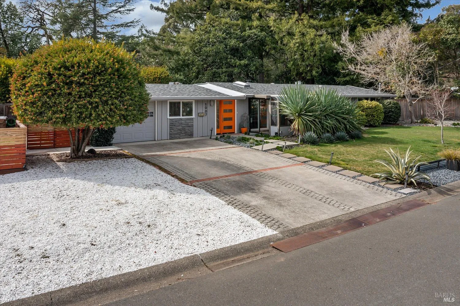 1007 Broadmoor Drive photo 1