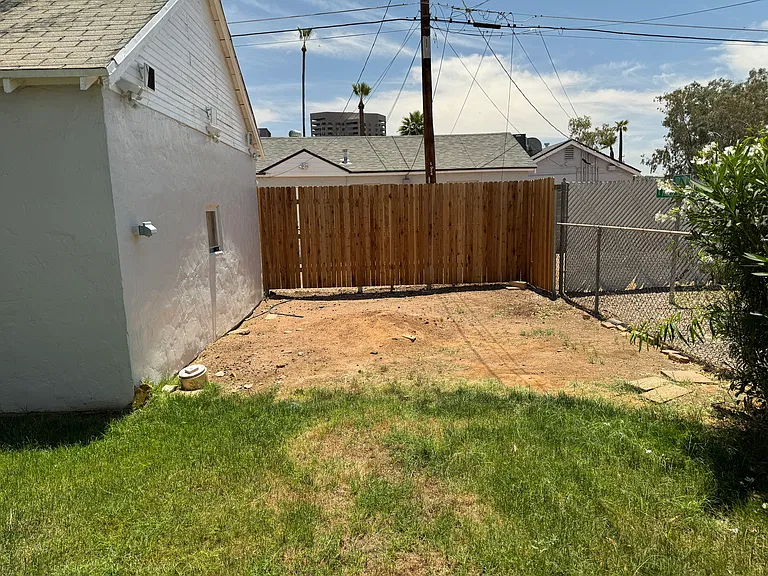 1025 E Indianola Ave — Photo 43