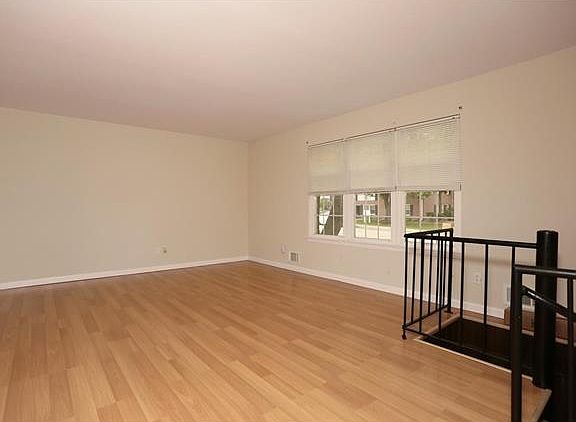 4th image of 12 Milford Ln APT 8F