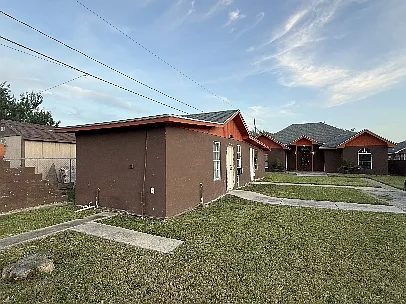 8516 Hendrix Avenue - 2 — Photo 2