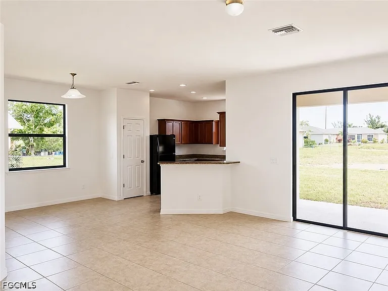 705 SW 23rd Ter — Photo 3