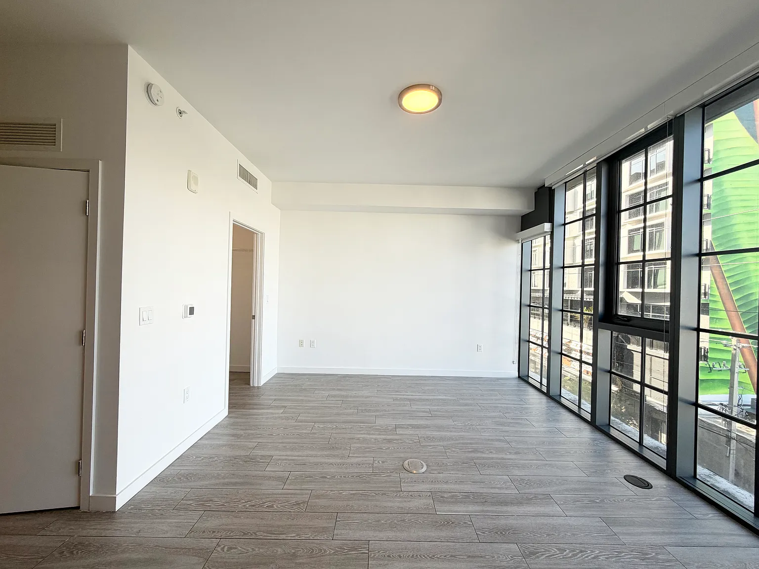 Studio, 560 sqft, $1,860 — Photo 3