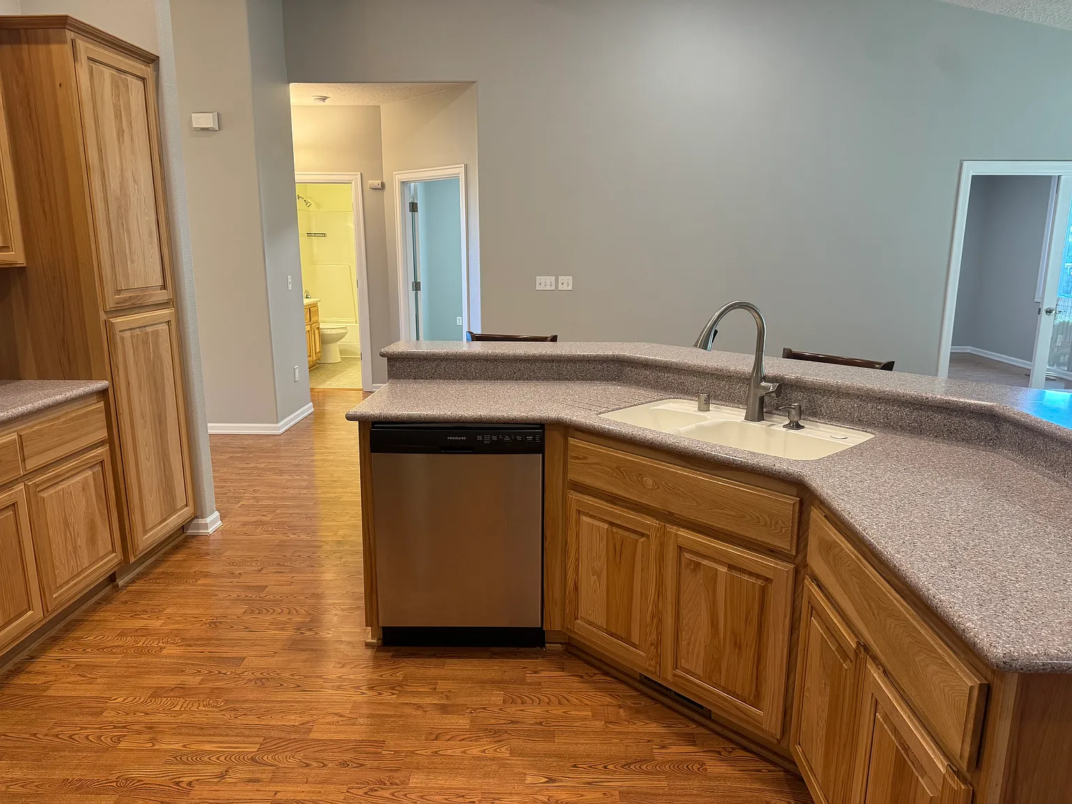 3 bed, 2166 sqft, $2,400 — Photo 4