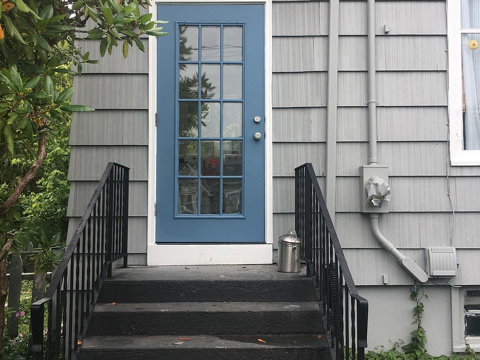 alternate entrance to kitchen