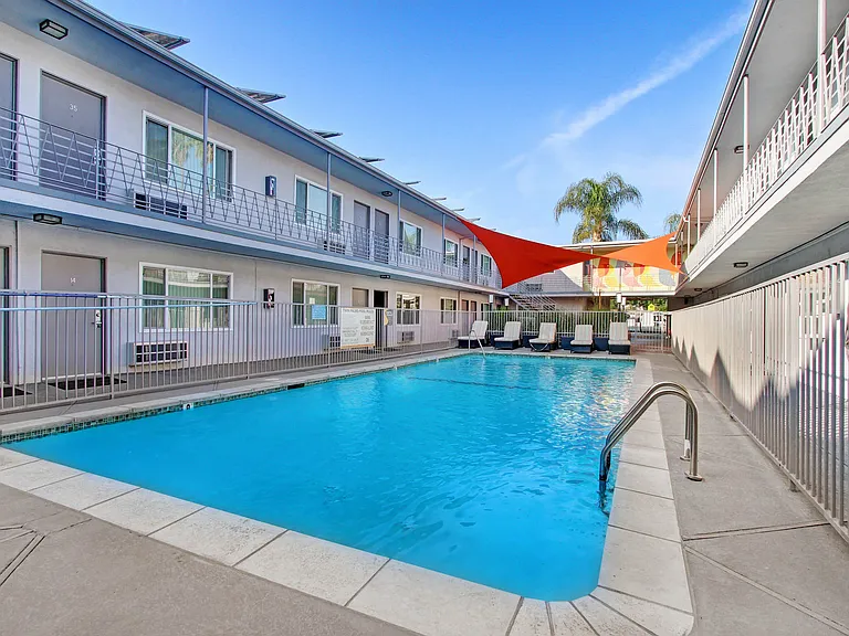 Twin Palms — Photo 20