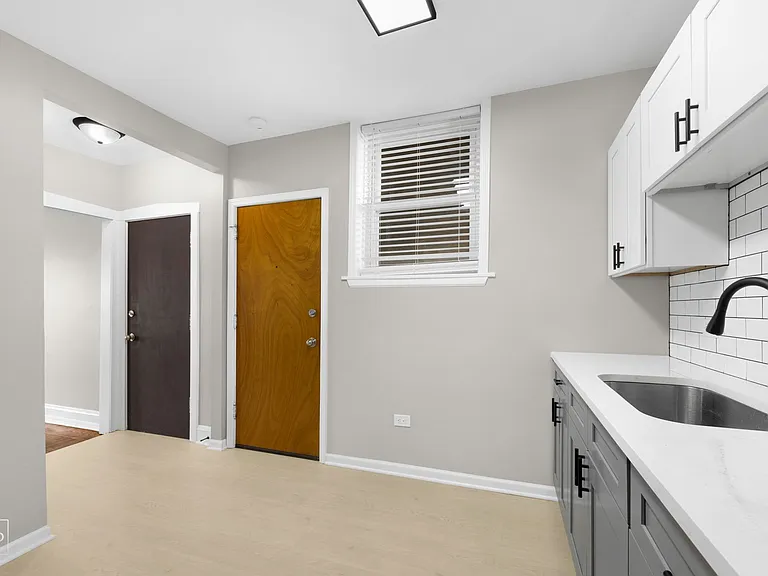 703 N Austin — Photo 11