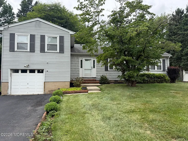 652 Holly Ln — Photo 1