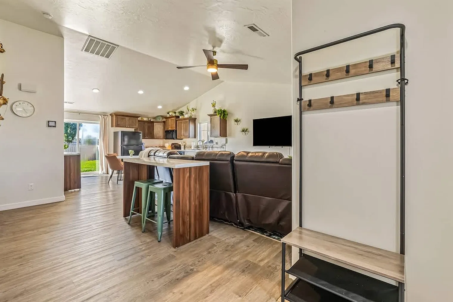 3 bed, 2.0 bath, $5,624 — Photo 4