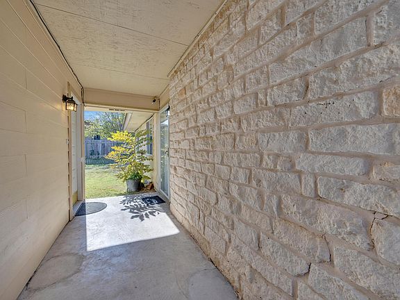 2nd image of 2703 Sunny Ln