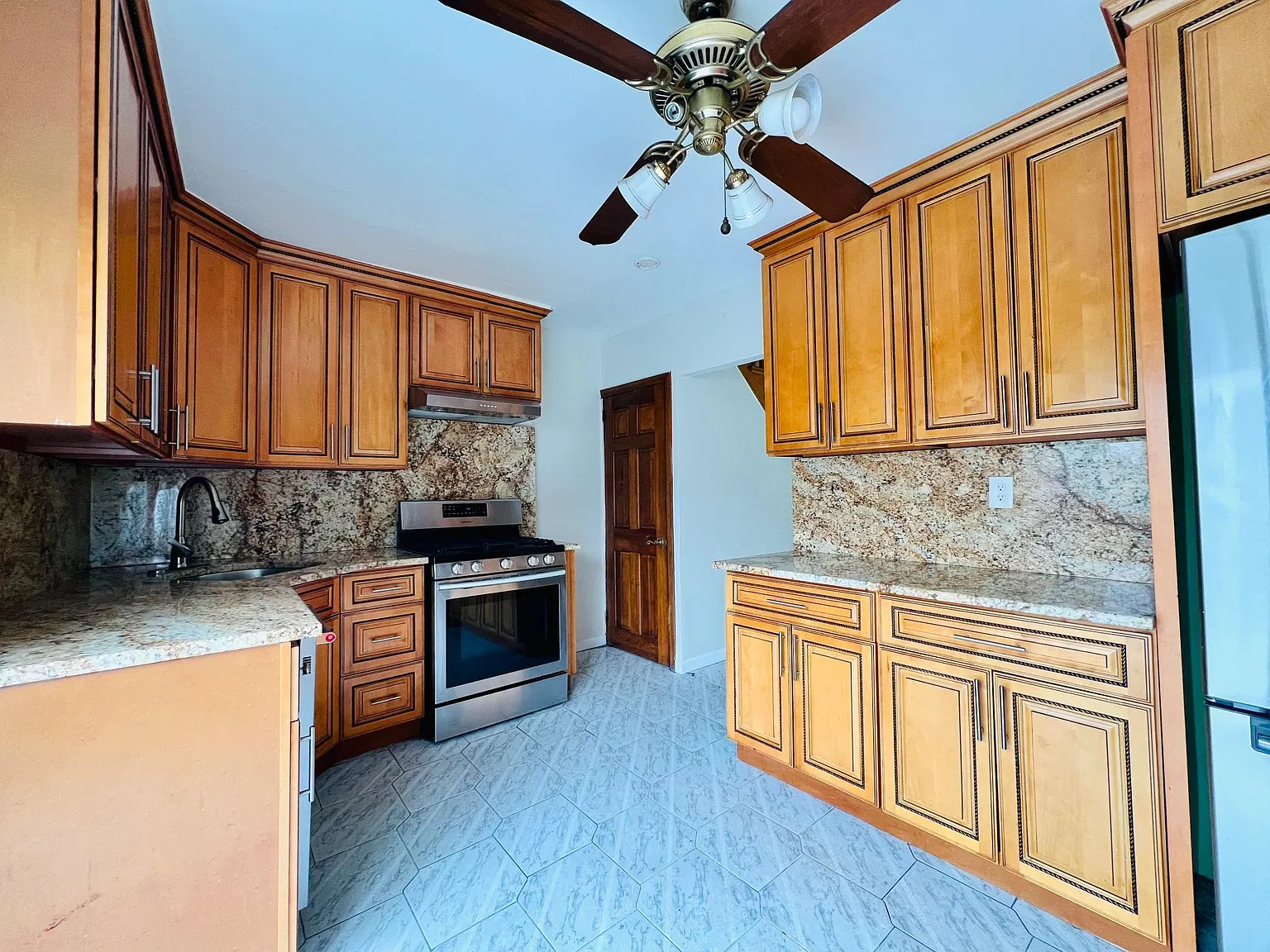 4 bed, 2.5 bath, 1296 sqft, $3,995 — Photo 3