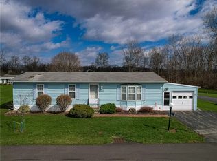 92 Woodside Dr, Bergen, NY 14416