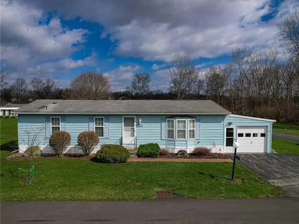 92 Woodside Dr, Bergen, NY 14416