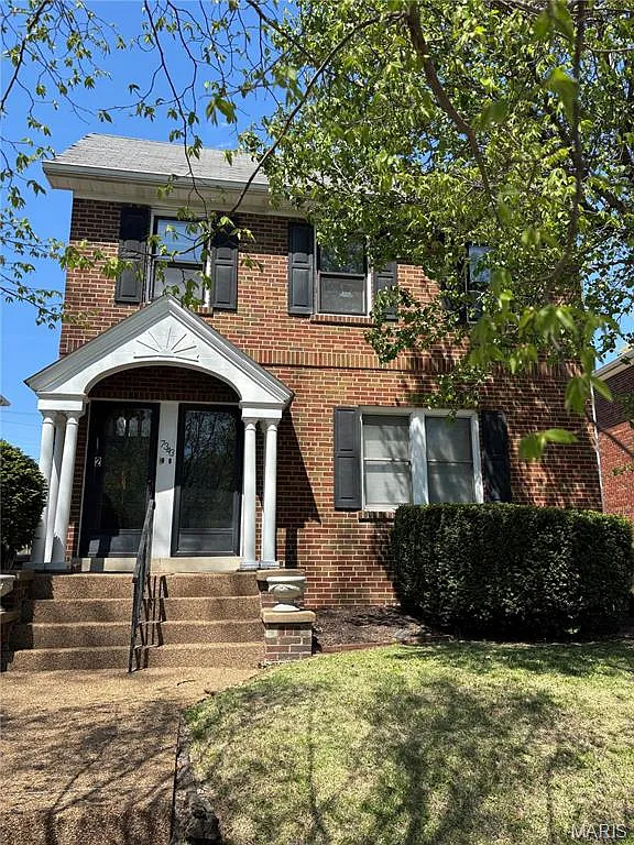 3 bed, 1.5 bath, 2756 sqft, $1,995 — Photo 1