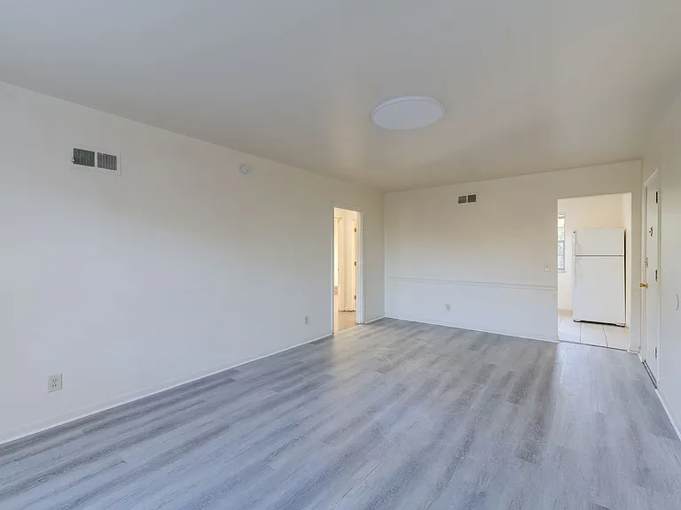 (483) 5830-44 Bermuda Rd — Photo 2