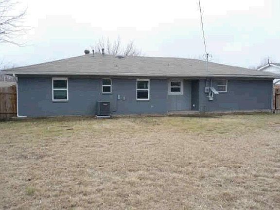 2nd image of 200 E Willow Ln