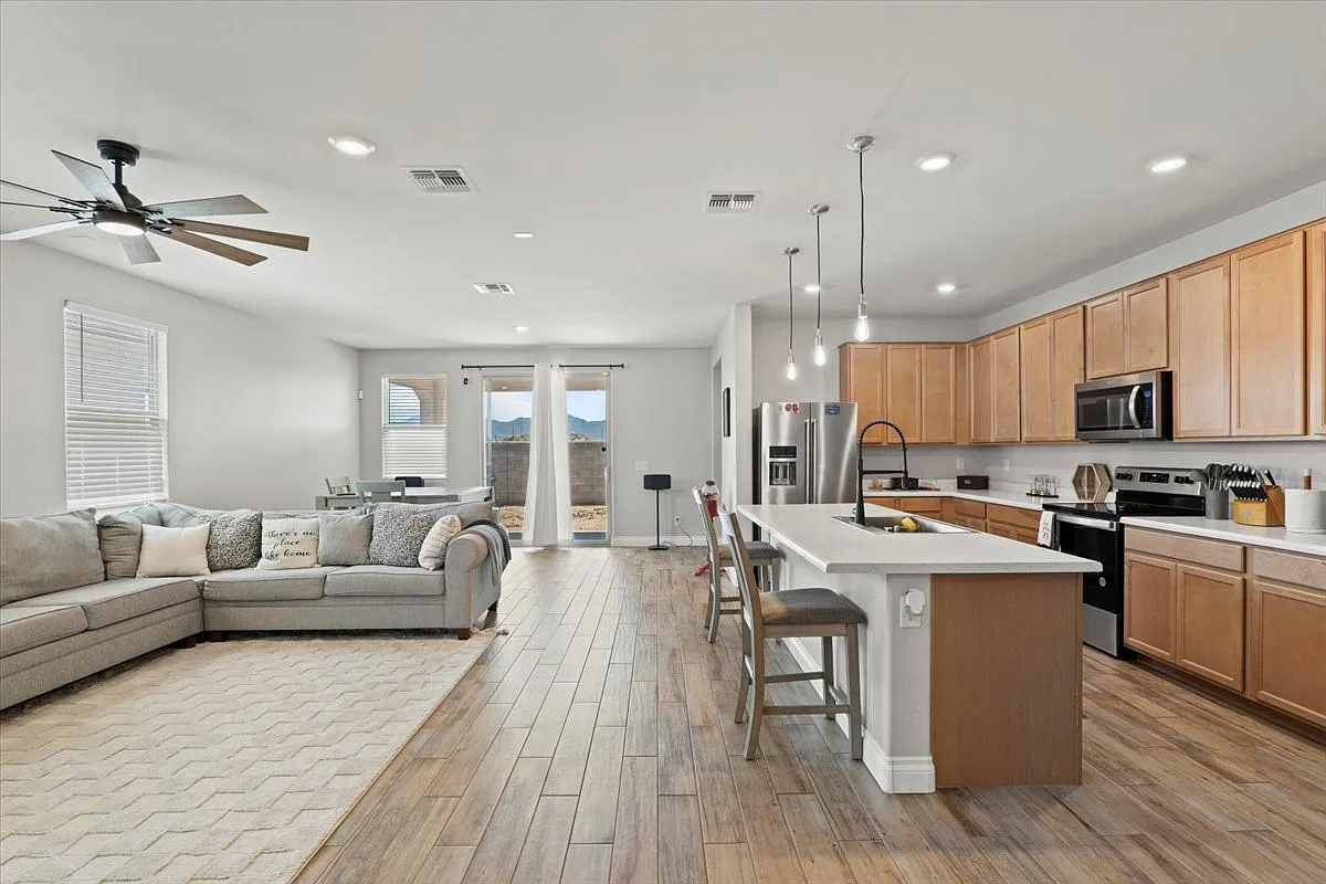 4 bed, 1972 sqft, $2,550 — Photo 3