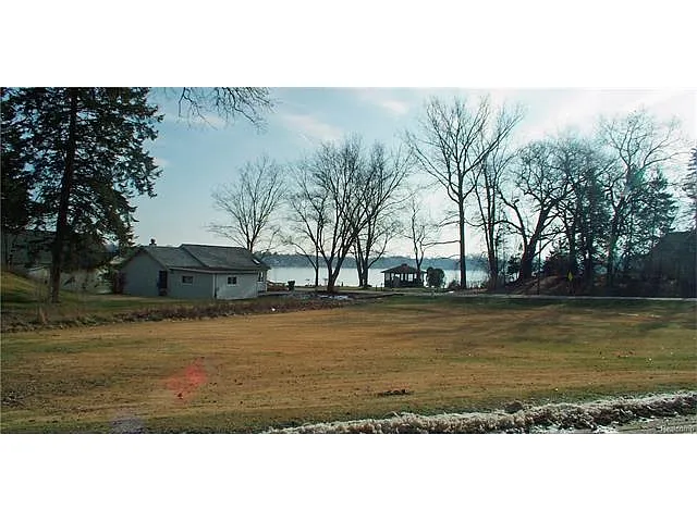 8986 Hillview Dr photo 1