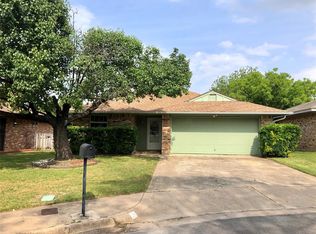 2 Longhurst Ct, Pantego, TX 76013