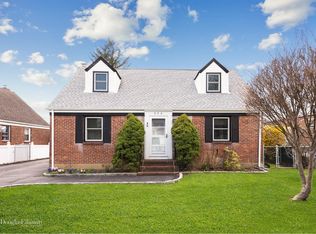 325 Emory Rd, Mineola, NY 11501
