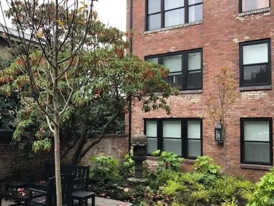 421 Summit Ave E #202