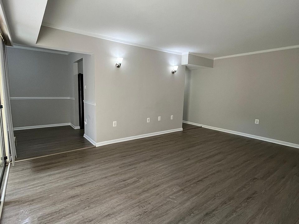 1st image of 8 Canterbury Sq