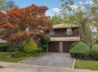 635 Prescott Pl, Valley Stream, NY 11581