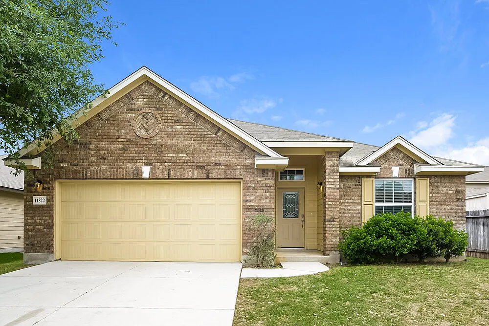 3 bed, 2.0 bath, 2298 sqft, $2,070 — Photo 1