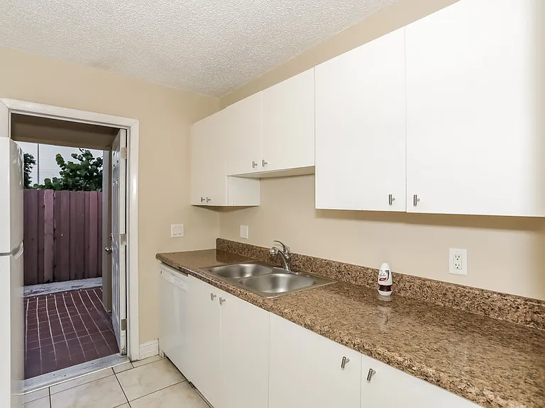 4205 SW 137th Ct — Photo 9