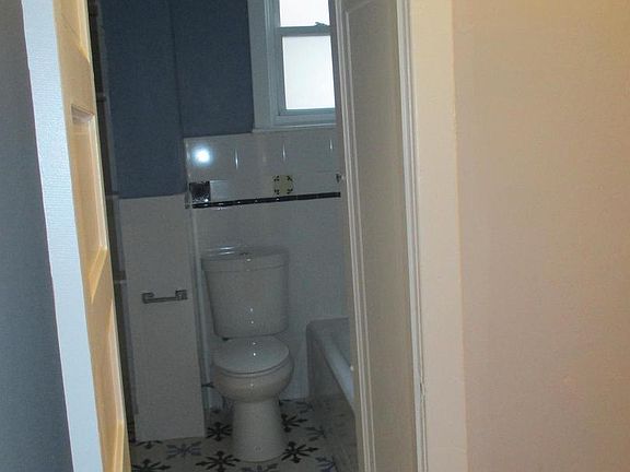 3rd image of 618 W Chew Ave Floor 1