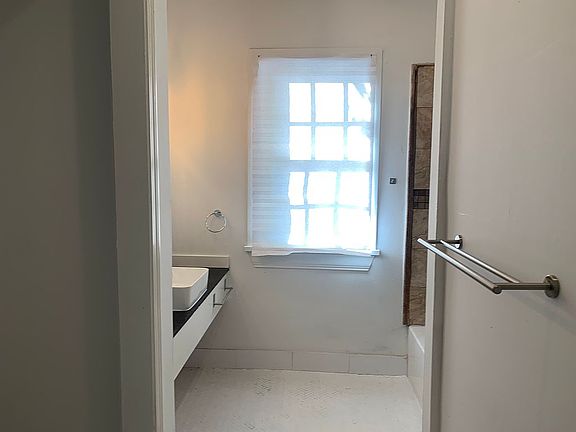 4th image of 925 6th St