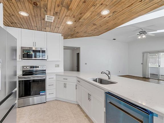 3rd image of 1870 QUEEN PALM DRIVE