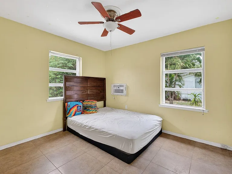 841 SW 18th Ct — Photo 31