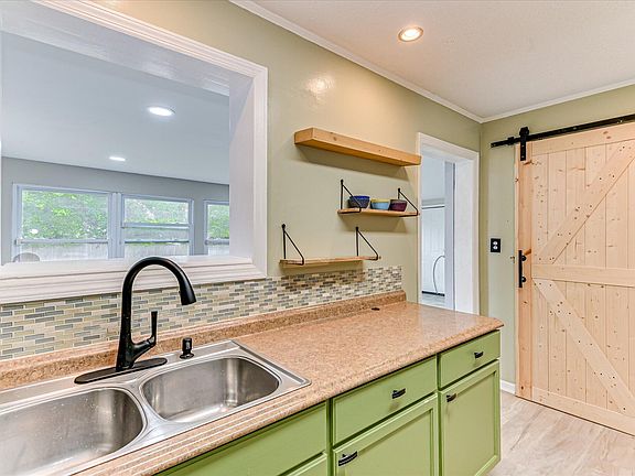 5th image of 2143 Reedale Avenue