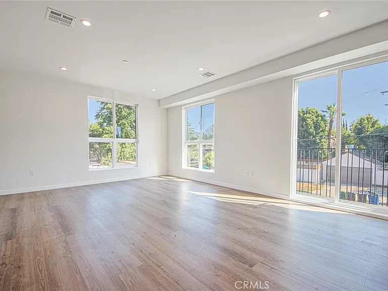 10719 Addison St — Photo 27