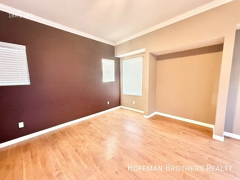 732 W 73rd St — Photo 5