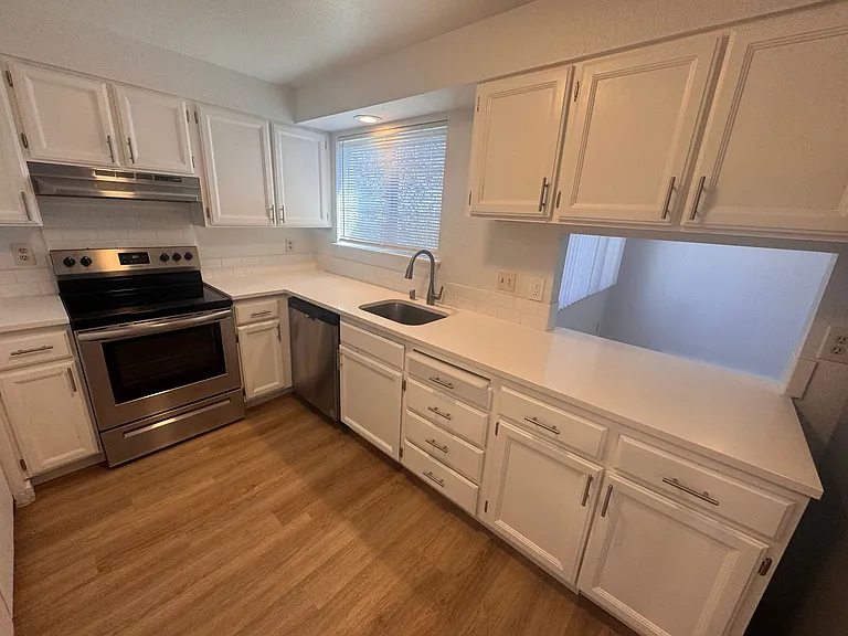 Stunning 2 Bed, 1 Bath w/ Laundry & AC in Lincoln Heights! — Photo 6
