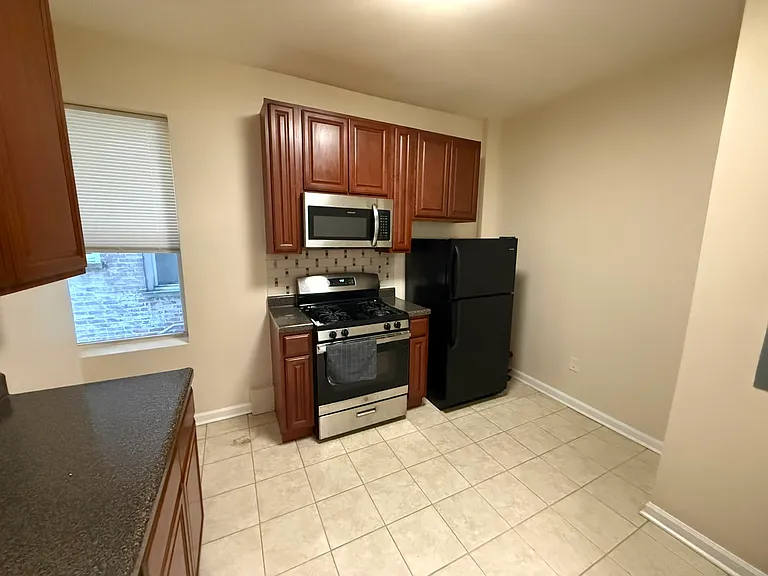 146 Manhattan Ave #3E — Photo 1
