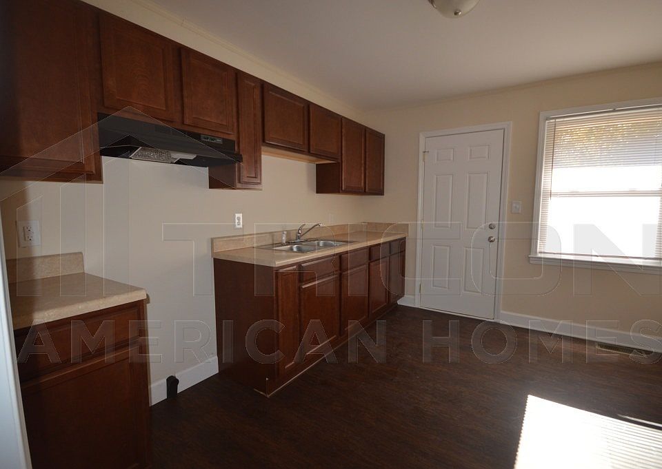 2nd image of 2833 Bancroft St