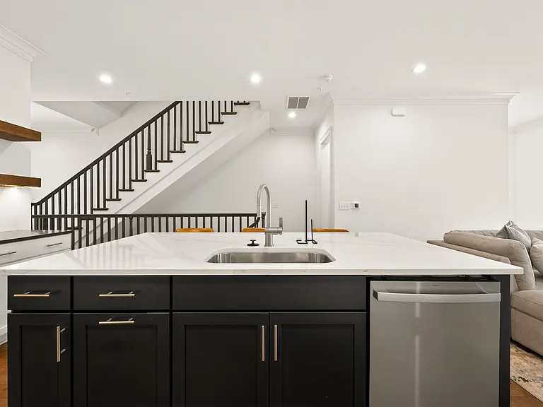 333 SE Eheart St — Photo 14