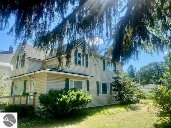 621 7th St, Traverse City, MI 49684