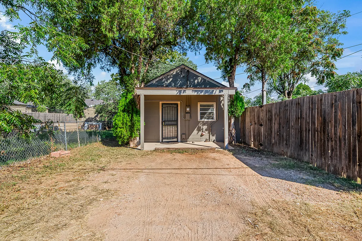 Photo 1 of 19 - 2211 27th St #B - Lubbock, TX Primary Photo - 2211 27th St #B