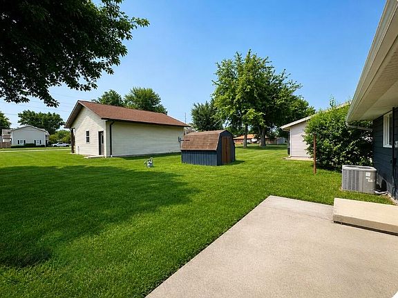 3rd image of 810 Cheshire Cir