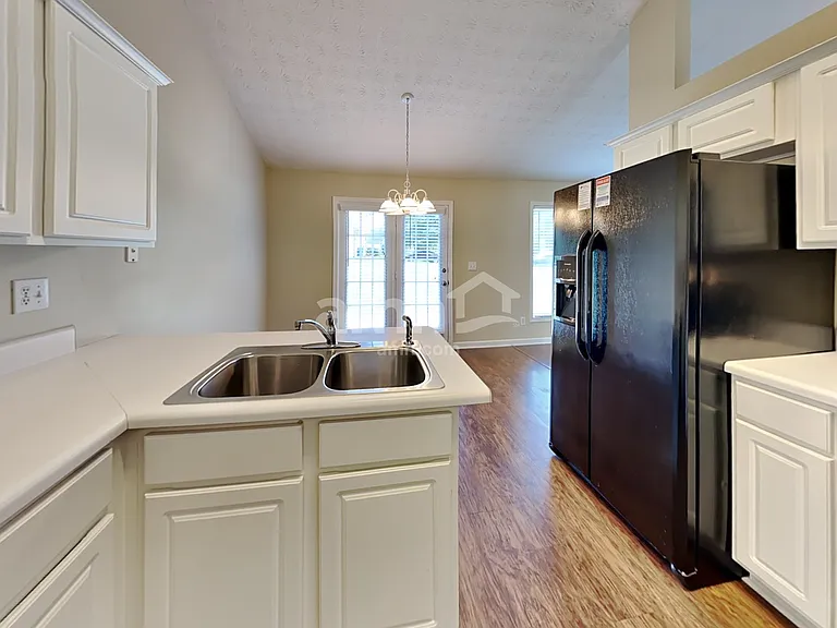2103 Yarbrough Way — Photo 3