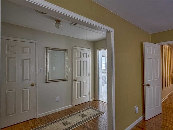 4th image of 107 Hickory Hill Ln