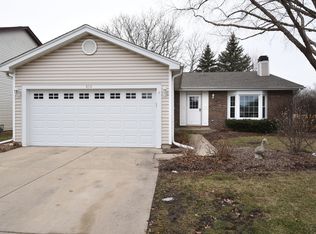 808 Galleon Ln, Elk Grove Village, IL 60007