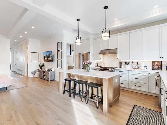 4th image of 2053 W Evergreen Ave #2