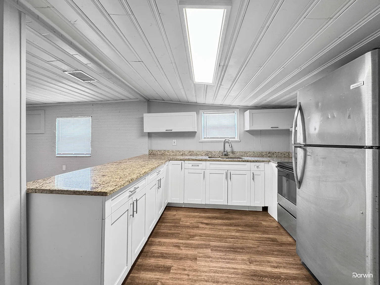 3 bed, 1.0 bath, 938 sqft, $1,710 — Photo 2