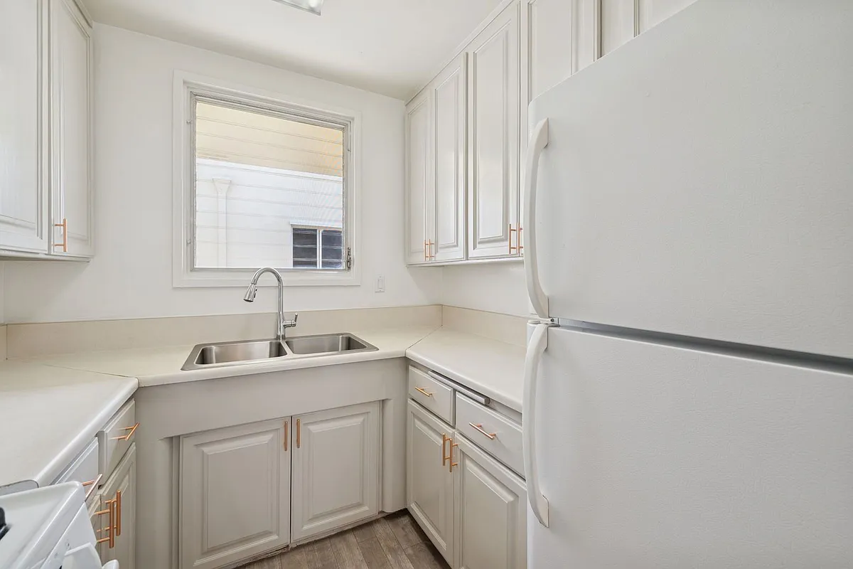 Building Photo - 333 S Rexford Dr #5