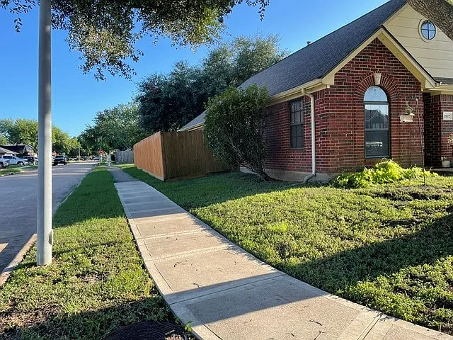 1102 Camelot Ln — Photo 3